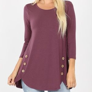 PREMIUM 3/4 SLEEVE WOOD BUTTONS DOLPHIN HEM TOP